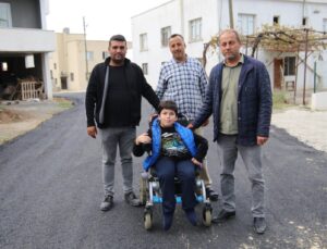 Hatay’da engelli öğrencinin rahat ulaşması için okul yolu asfaltlandı
