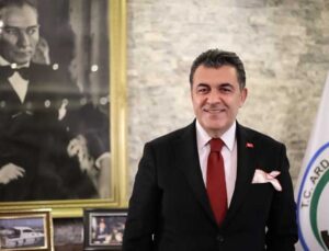 Ardahan Belediye Başkanı Demir, Atatürk’ü “Sarı Saçlım Mavi Gözlüm” Şarkısıyla Andı