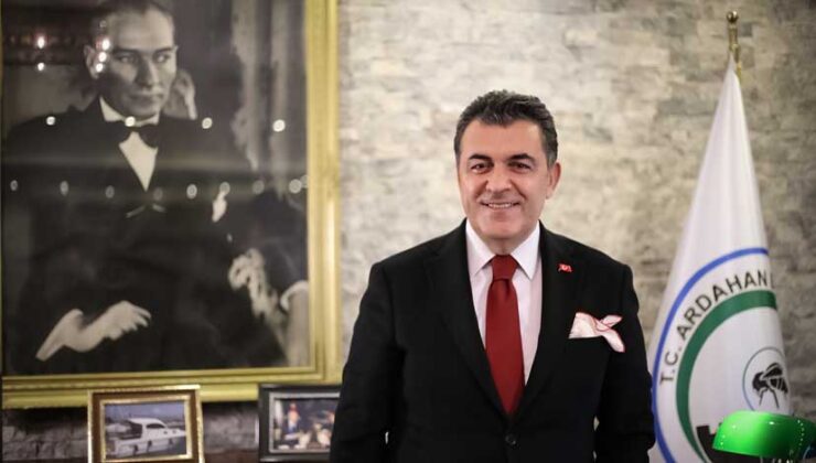 Ardahan Belediye Başkanı Demir, Atatürk’ü “Sarı Saçlım Mavi Gözlüm” Şarkısıyla Andı
