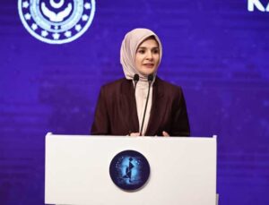 Bakan Göktaş “Yapay Zeka Çağında Kadın” Oturumuna Moderatörlük Yaptı