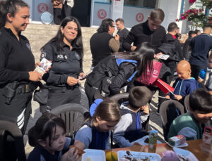 Hatay Dörtyol’da Polislerden Lösemi Hastası Çocuklara Moral Desteği