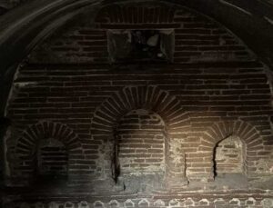 Hatay’da enkaz kaldırma sırasında bulunan tarihi yapının geçmişi araştırılıyor