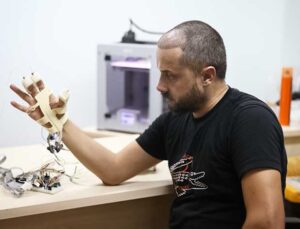 Kısmi felçli hastalar için taşınabilir el dış iskeleti geliştirdi