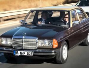 MHP Genel Başkanı Bahçeli, klasik otomobiliyle Ankara’yı turladı