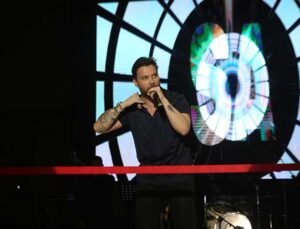 Sinan Akçıl, Hatay’da Cumhuriyet Konserinde Coşku Yarattı