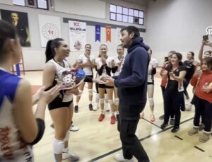Voleybol Parkesinde Romantik Anlar: Galibiyet Sonrası Sürpriz Evlilik Teklifi
