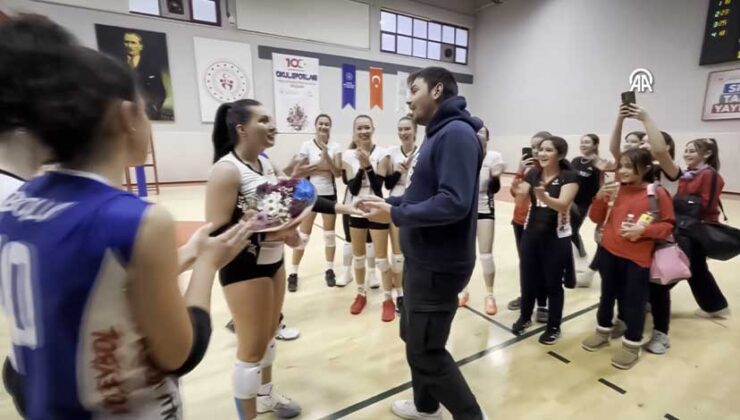 Voleybol Parkesinde Romantik Anlar: Galibiyet Sonrası Sürpriz Evlilik Teklifi