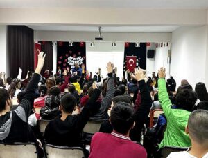 Belen’de polis ekipleri öğrencilere siber güvenlik eğitimi verdi