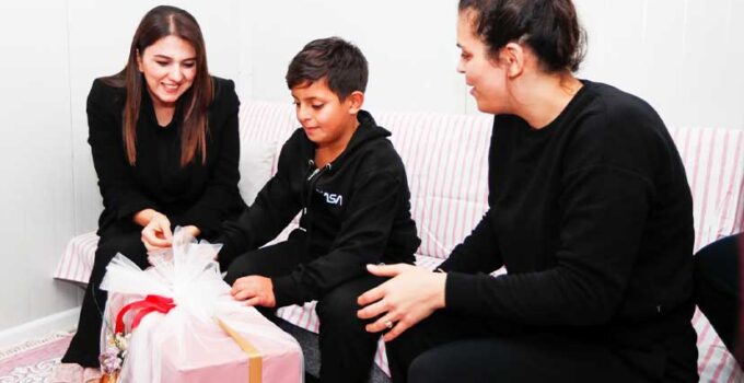Hatay’da depremzede çocuğun enstrüman hayali gerçekleştirildi