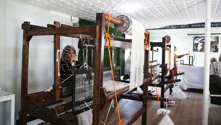 Hatay’da konteyner kentte açılan kurs kadınları ipek dokumacılığıyla tanıştırıyor