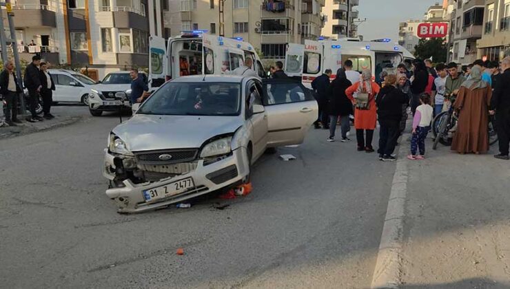 Hatay’da otomobilin çarptığı motosikletteki 3 kişi yaralandı