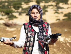 Kadın çoban, sürüsünün takibini dronla yapıyor
