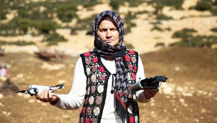 Kadın çoban, sürüsünün takibini dronla yapıyor