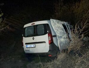 Hatay’da traktör ile hafif ticari aracın çarpıştığı kazada 2 kişi yaralandı