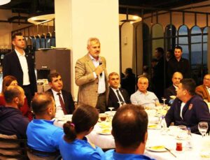 Hatay Büyükşehir Belediye Başkanı Öntürk, Hataysporlu futbolcularla buluştu