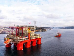 Dev petrol platformu İstanbul Boğazı geçişini tamamladı
