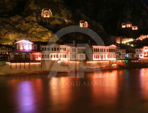 Yeşilırmak’ın iki yakasında sıralanan Yalıboyu evleri ziyaretçilerin ilgisini çekiyor