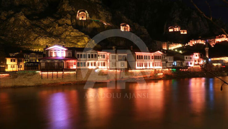 Yeşilırmak’ın iki yakasında sıralanan Yalıboyu evleri ziyaretçilerin ilgisini çekiyor