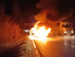 Bilecik’te Seyir Halindeyken Alev Alan Otomobil Kullanılamaz Hale Geldi