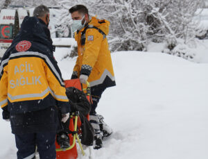 Yolu Kardan Kapanan Köydeki Hasta, Ekipler Tarafından Hastaneye Ulaştırıldı