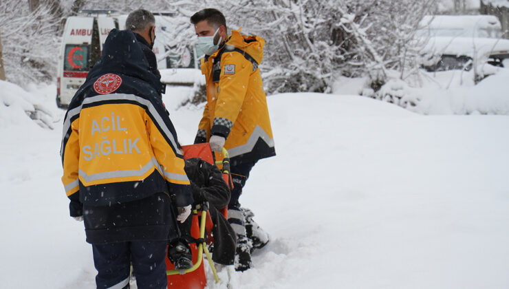 Yolu Kardan Kapanan Köydeki Hasta, Ekipler Tarafından Hastaneye Ulaştırıldı