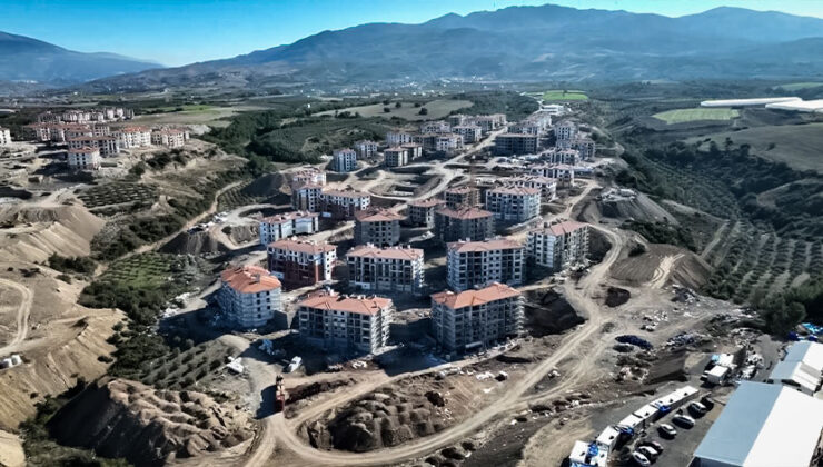 Hatay Arsuz’da Deprem Konutlarının Yapımı Sürüyor