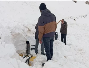 Şırnak’ta Köy Yolunu Açmaya Çalışan İş Makinesinin Üzerine Çığ Düştü