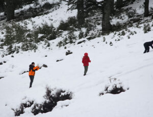 Kaş’ta Kar Yağışı Vatandaşların Yüzünü Güldürdü