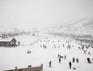 Sezonu dün açan Davraz Kayak Merkezi, iki günde yaklaşık 18 bin kişiyi ağırladı