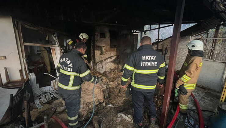 Hatay’da tek katlı evin çatısında çıkan yangın söndürüldü