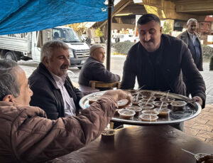 Adana’da vatandaşlar Ferdi Tayfur için helva dağıttı