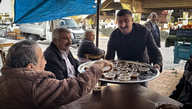 Adana’da vatandaşlar Ferdi Tayfur için helva dağıttı