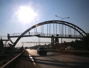 Hatay’da Tırın Dorsesindeki Vinç, Üst Geçide Çarptı: 1 Yaralı