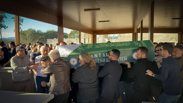 Antalya’da eski eşi tarafından benzin dökülerek yakılan kadının cenazesi defnedildi