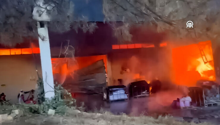 Şanlıurfa’da Tekstil Fabrikasında Yangın: İtfaiye Ekipleri Müdahale Ediyor