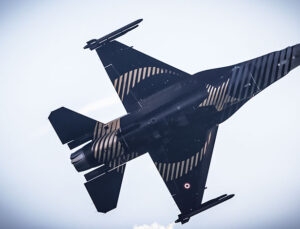 SOLOTÜRK, Mersin’in kurtuluş yıl dönümünde gösteri uçuşu yaptı