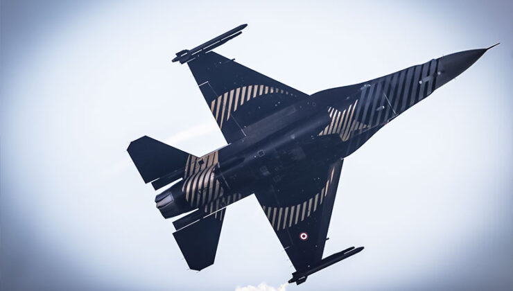 SOLOTÜRK, Mersin’in kurtuluş yıl dönümünde gösteri uçuşu yaptı