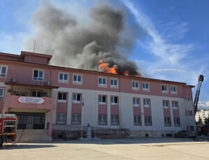 Hatay’da okulun çatısında çıkan yangın söndürüldü