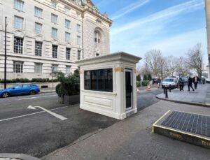 Karmod’un güvenlik kioskları, İngiltere’nin tarihi caddesinde kullanılıyor
