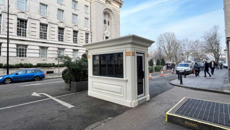Karmod’un güvenlik kioskları, İngiltere’nin tarihi caddesinde kullanılıyor