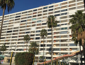 Mersin’de apartmanın 13. katından düştükleri iddia edilen 2 kişi öldü