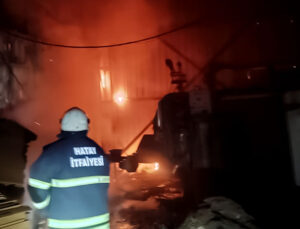 Kırıkhan’da PVC Fabrikasında Çıkan Yangın Söndürüldü