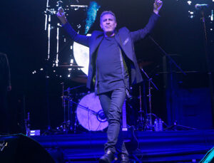 Hatay’da şarkıcı Haluk Levent depremzedelere konser verdi