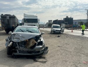 Hatay’da otomobil ile hafif ticari aracın çarpıştığı kazada 2 kişi yaralandı
