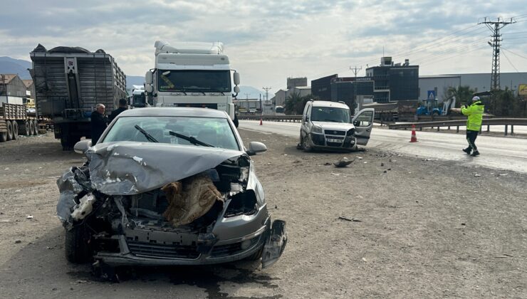 Hatay’da otomobil ile hafif ticari aracın çarpıştığı kazada 2 kişi yaralandı