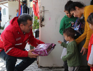 Türk Kızılay Hatay’da Öksüz ve Yetim Çocuklara Oyuncak Dağıttı