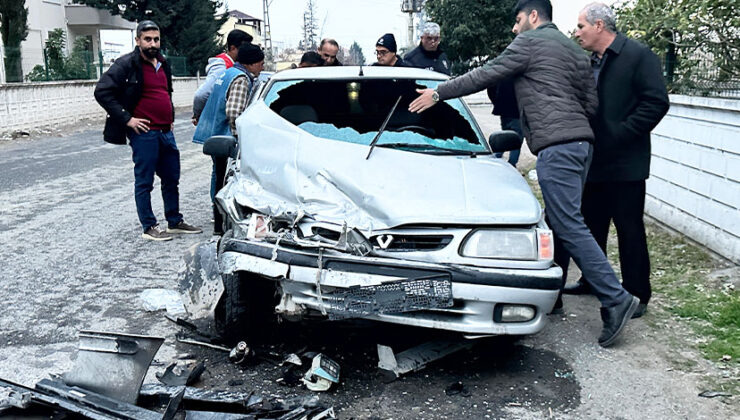 Hatay’da iki otomobilin çarpıştığı kazada 9 kişi yaralandı