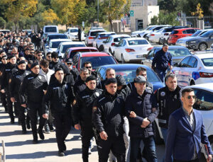 Antalya’da FETÖ’ye yönelik “Kıskaç-40” operasyonunda yakalanan 77 şüpheli adliyede