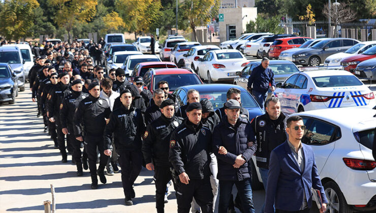Antalya’da FETÖ’ye yönelik “Kıskaç-40” operasyonunda yakalanan 77 şüpheli adliyede