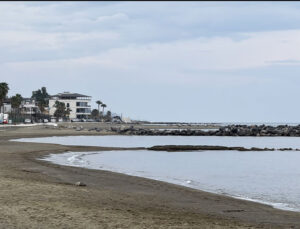 Hatay’ın bazı kıyılarında deniz suyu çekildi